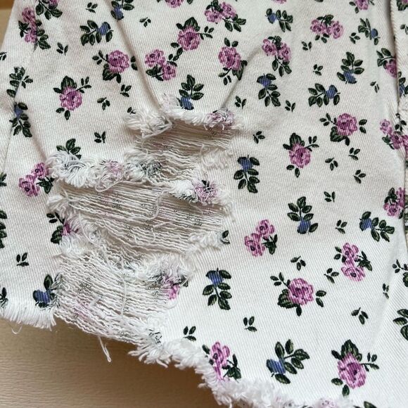 Madden NYC white floral print brand new denim distressed shorts, size 5 - Picture 7 of 12